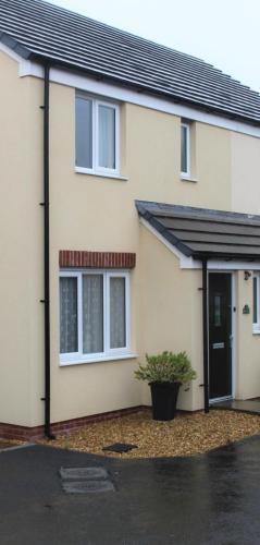 Modern 2 Bedroom Home, Free Parking.