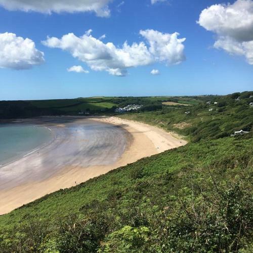 The Beach House! Walk To Beach In Under 5 Minutes!