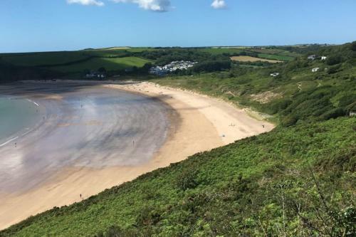 The Beach House! Walk To Beach In Under 5 Minutes!