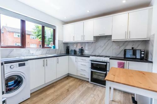 4 Bedroom House With Free Parking