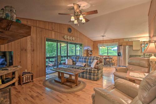 Charming Murphy House With 2 Decks Near Trails!