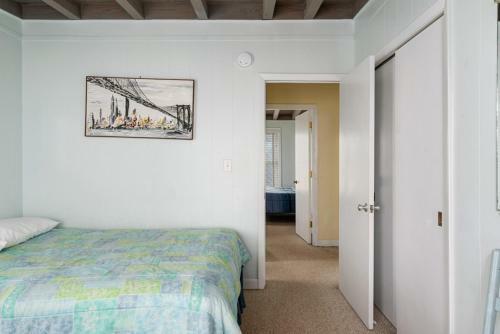Admiral's Quarters By Oak Island Accommodations
