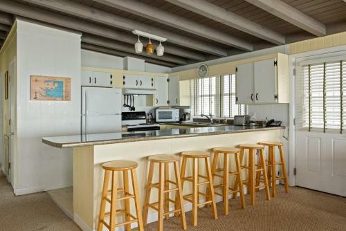 Admiral's Quarters By Oak Island Accommodations
