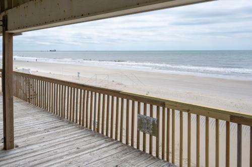 Admiral's Quarters By Oak Island Accommodations