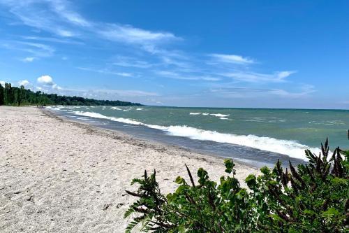 Ashtabula Home Near Walnut Beach And Eateries!