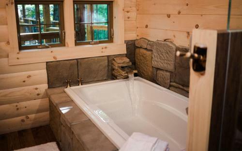 Skyview Treehouse B By Amish Country Lodging