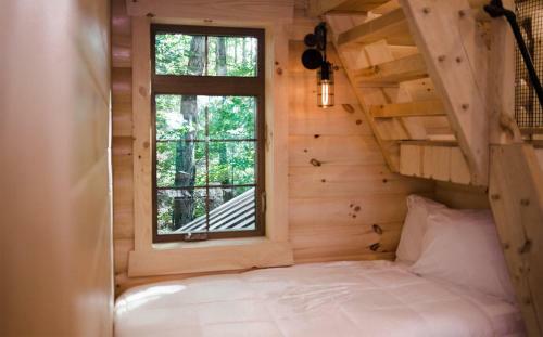 Skyview Treehouse B By Amish Country Lodging