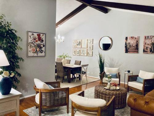 Villa Spacious Residence With Indoor Fireplace And A Large Backyard