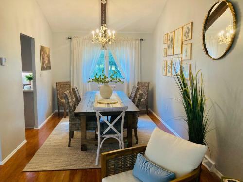 Villa Spacious Residence With Indoor Fireplace And A Large Backyard