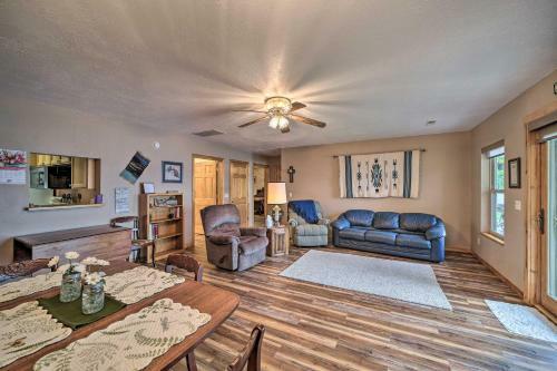 Apartamento Sunset Cove Lakefront Escape With Deck And Yard