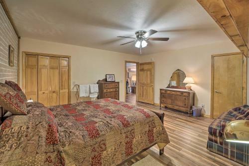 Apartamento Sunset Cove Lakefront Escape With Deck And Yard