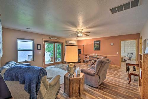 Apartamento Sunset Cove Lakefront Escape With Deck And Yard