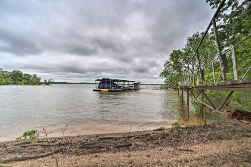 Apartamento Sunset Cove Lakefront Escape With Deck And Yard