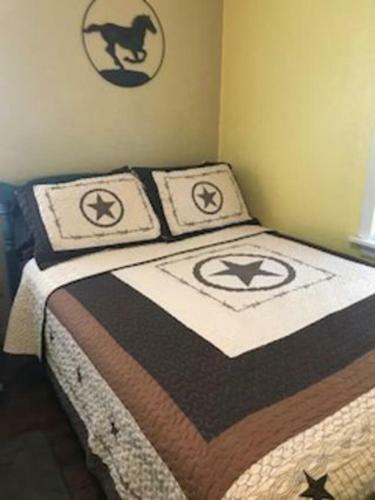 4 Bed Cowboy Home1 Mi Fort Sill- Weekly Rates!