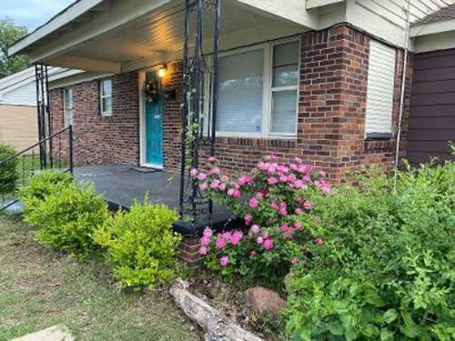 4 Plus Bed Home-groceries At Corner-ez 1 Mile To Post!