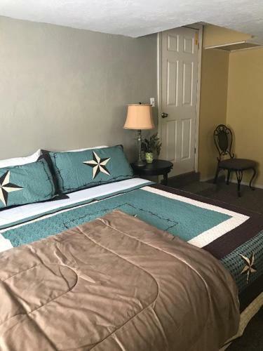 4 Plus Bed Home-groceries At Corner-ez 1 Mile To Post!