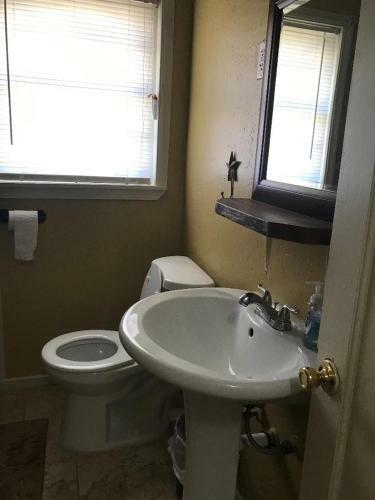 4 Plus Bed Home-groceries At Corner-ez 1 Mile To Post!