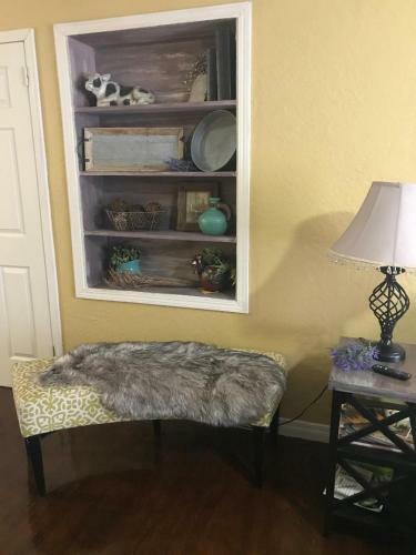 4 Plus Bed Home-groceries At Corner-ez 1 Mile To Post!