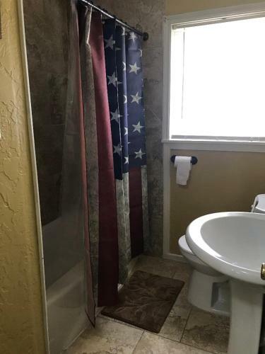 4 Plus Bed Home-groceries At Corner-ez 1 Mile To Post!
