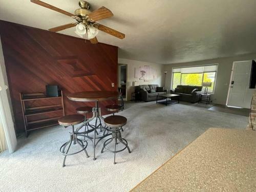 Cheerful Two Bedroom With Wifi, Parking & Patio