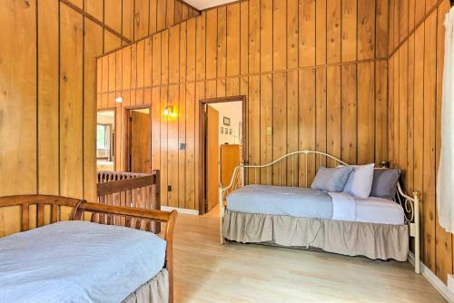 Pocono Mountains Retreat With Deck And Fire Pit!