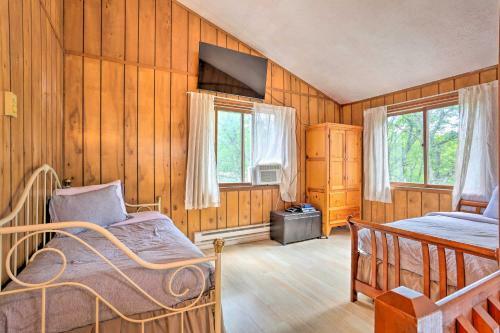 Pocono Mountains Retreat With Deck And Fire Pit!
