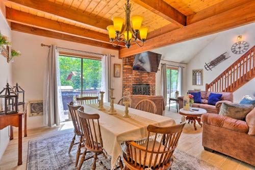 Pocono Mountains Retreat With Deck And Fire Pit!