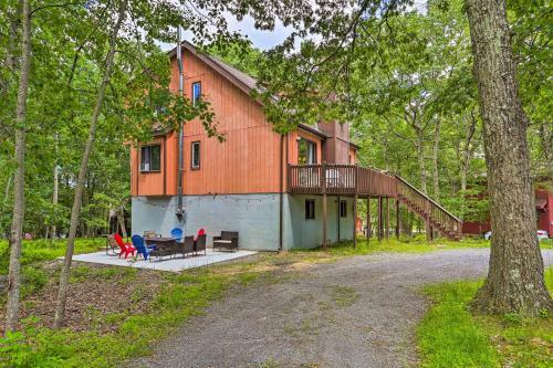 Pocono Mountains Retreat With Deck And Fire Pit!