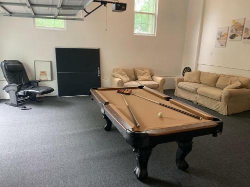 Americanold-fashioned 5bd Nostalgia With Hot Tub