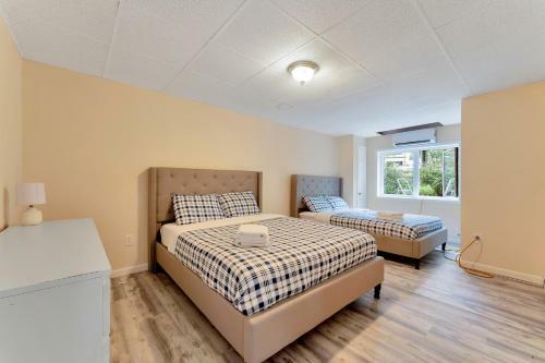 Spacious Renovated 5bd Mansion W/ Jacuzzi/sauna/pool Table