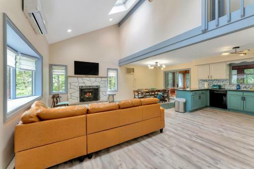 Spacious Renovated 5bd Mansion W/ Jacuzzi/sauna/pool Table