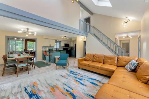 Spacious Renovated 5bd Mansion W/ Jacuzzi/sauna/pool Table