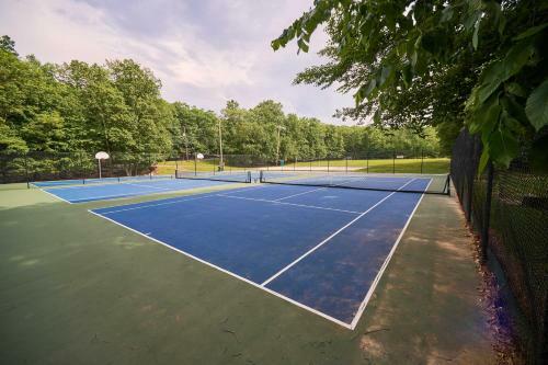 Spacious Renovated 5bd Mansion W/ Jacuzzi/sauna/pool Table