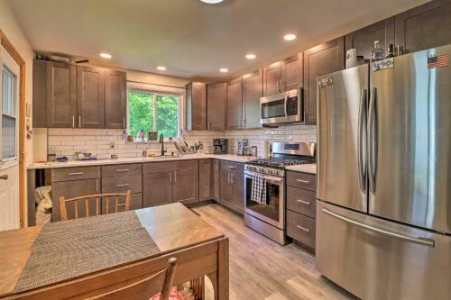 Dog-friendly Jim Thorpe Townhome With Fire Pit!