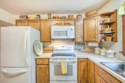Charming Apartment With Yard And Beautiful Gardens!
