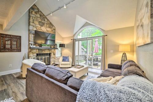 Lakefront Pocono Pines Paradise With Deck!