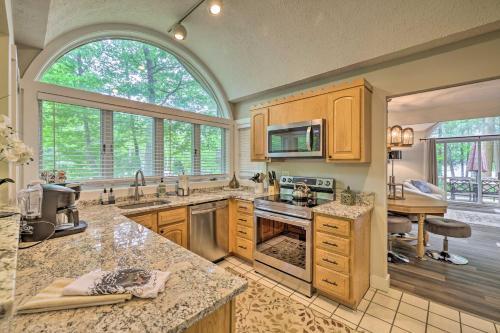 Lakefront Pocono Pines Paradise With Deck!