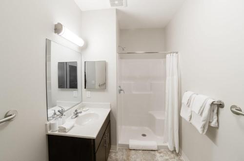 Chic Modern 3br Apartment In Oak Hill By Stay Gia