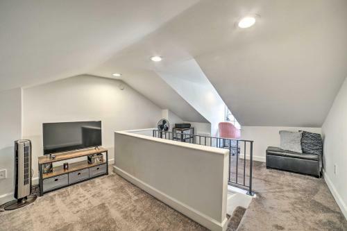 Convenient And Chic Pittsburgh Home With Patio!