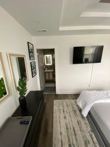 Modern 2-bedroom Apartment W/ Private Bathrooms + Kitchen