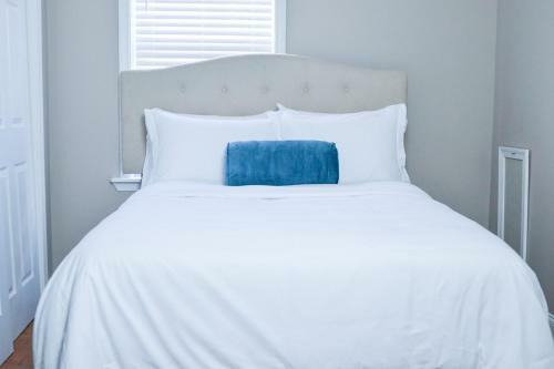 Beautiful 2 Bedroom Apartment With Patio And Deck