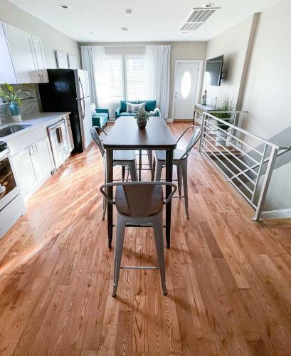 Beautiful 2 Bedroom Apartment With Patio And Deck
