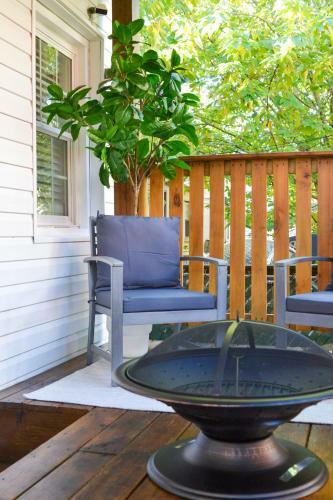 Beautiful 2 Bedroom Apartment With Patio And Deck