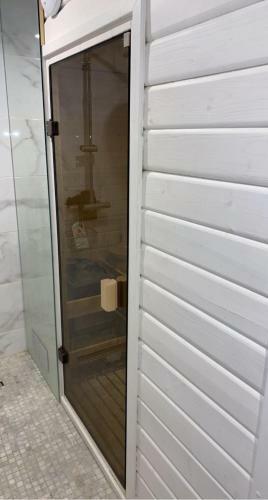 Bas De Villa Avec Piscine, Sauna, Jacuzzi Et Salle De Sport