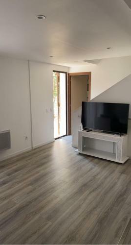 Bas De Villa Avec Piscine, Sauna, Jacuzzi Et Salle De Sport