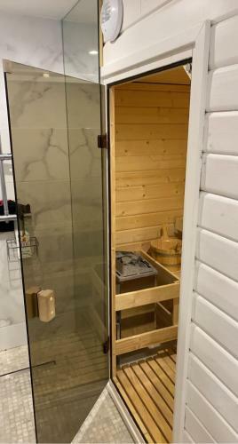 Bas De Villa Avec Piscine, Sauna, Jacuzzi Et Salle De Sport