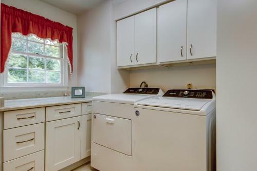 Under The Oaks - Island Living At Its Best