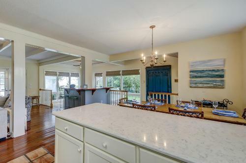 Under The Oaks - Island Living At Its Best