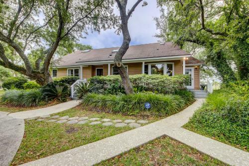 Under The Oaks - Island Living At Its Best