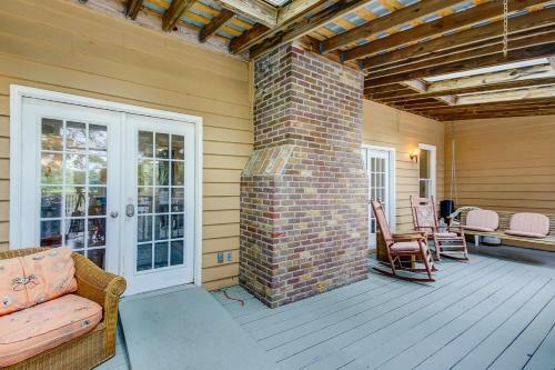 Under The Oaks - Island Living At Its Best
